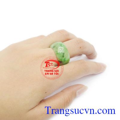 Ngọc cẩm thạch thiên nhiên mang đến sự bình an, tập trung và may mắn trong công việc