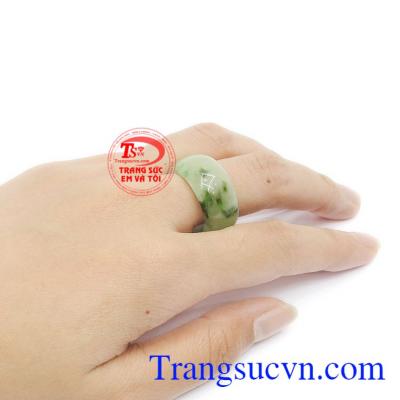 Khi mang theo ngọc cẩm thạch bên người còn giúp tăng cường sức khỏe, tinh thần lạc quan và may mắn