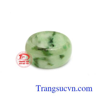 Ngọc cẩm thạch thiên nhiên được nhiều khách hàng biết đến và lựa chọn bởi có nhiều tác dụng trong phong thủy