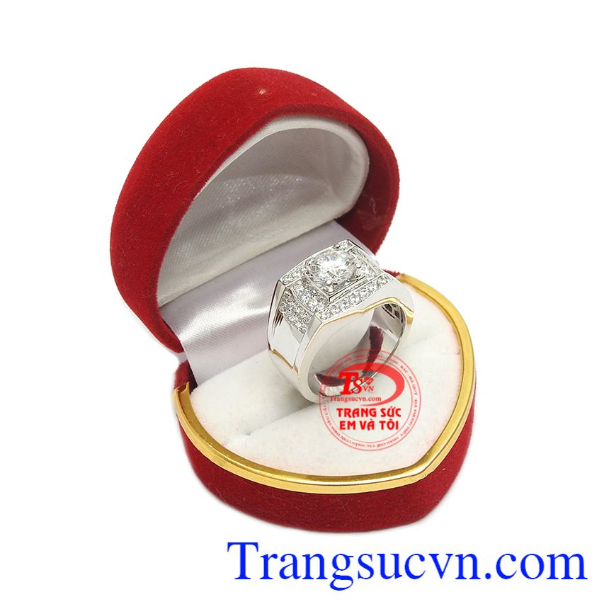 Sản phẩm kết hợp hoàn hảo giữa vàng trắng và đá Cz tạo thêm điểm nhấn cho chiếc nhẫn.