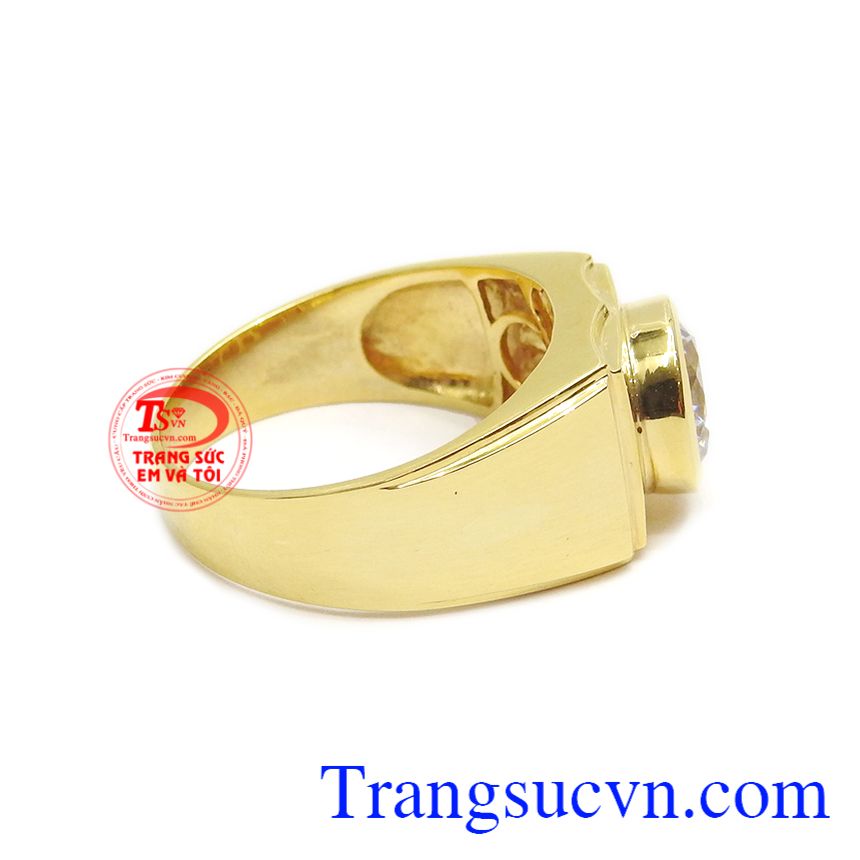 Đá Cz lấp lánh cũng được phối hợp cùng vàng màu tạo điểm nhấn cho chiếc nhẫn.