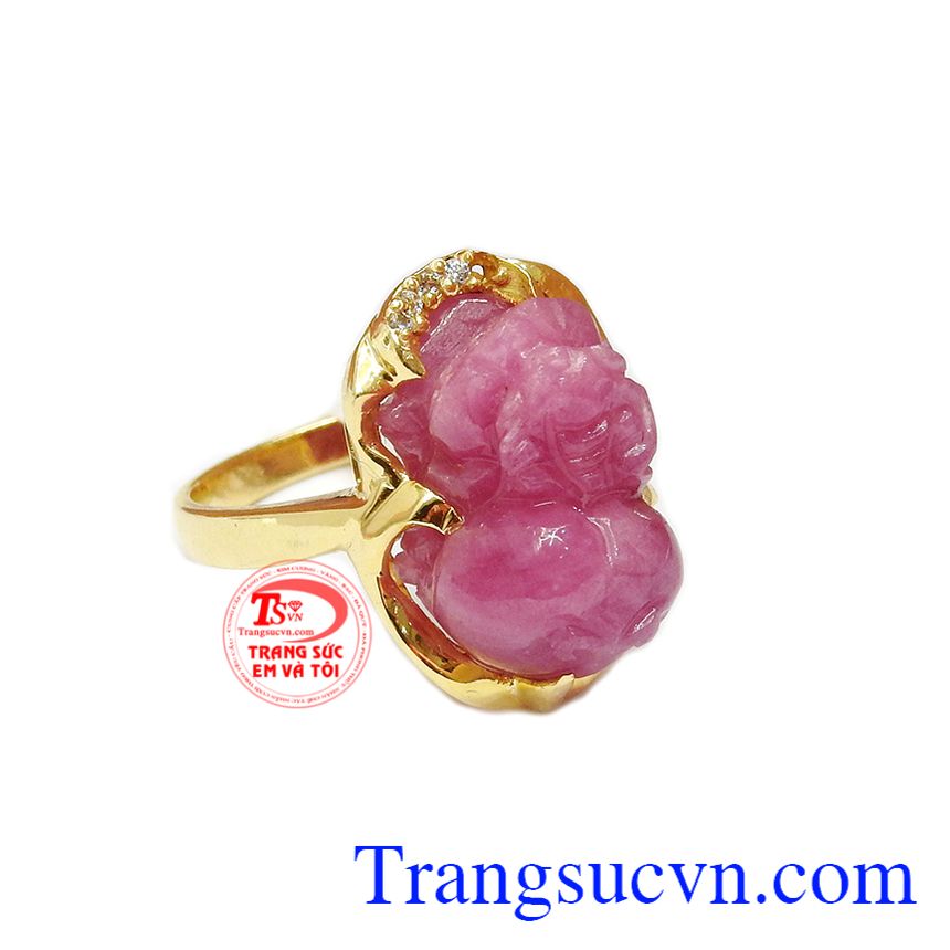 Sản phẩm kết hợp giữa ruby tỳ hưu và vàng tây 14k đảm bảo độ bền đẹp cho chiếc nhẫn.
