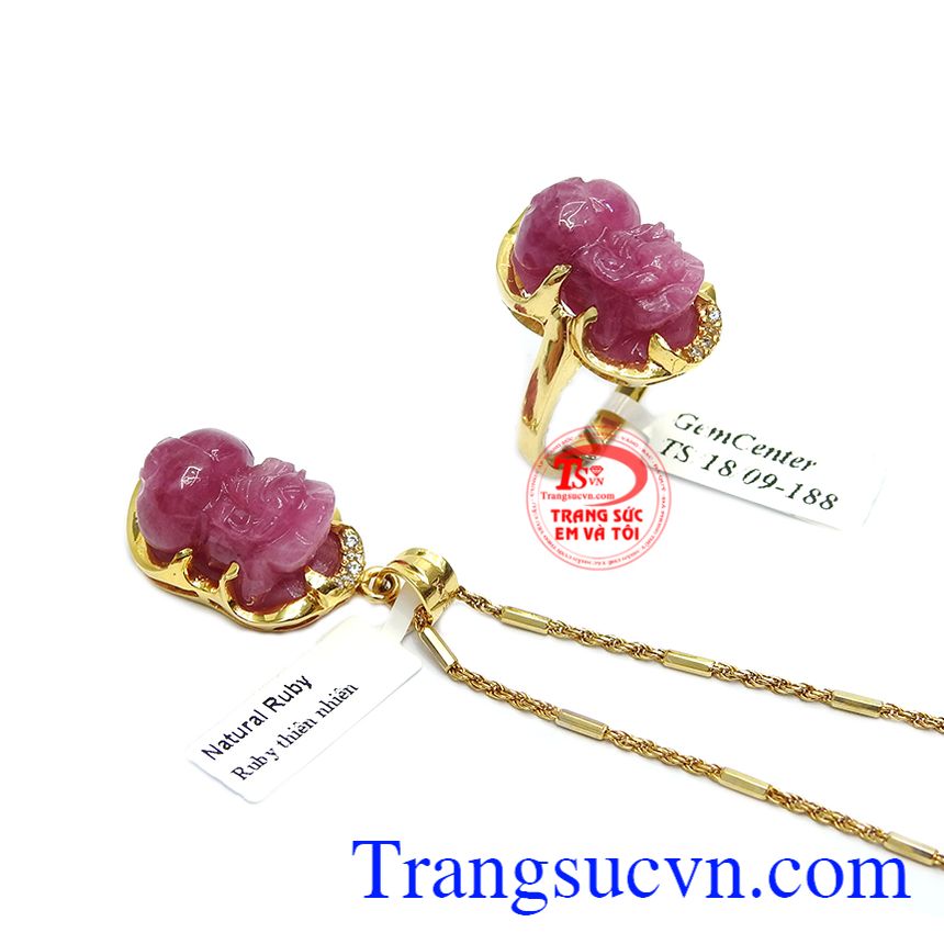 Bộ trang sức ruby tỳ hưu tinh tế là sự kết hợp giữa mặt dây, dây chuyền và nhẫn.