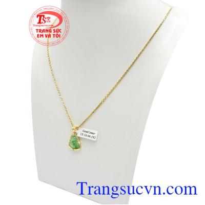 Phật Di lặc trong phong thủy là biểu tượng cho niềm vui, sự bình an và may mắn, vì vậy đeo Mặt Di Lặc Phỉ Thúy Thiên Nhiên bên người sẽ đem lại hạnh phúc, vui vẻ và an nhiên trong cuộc sống