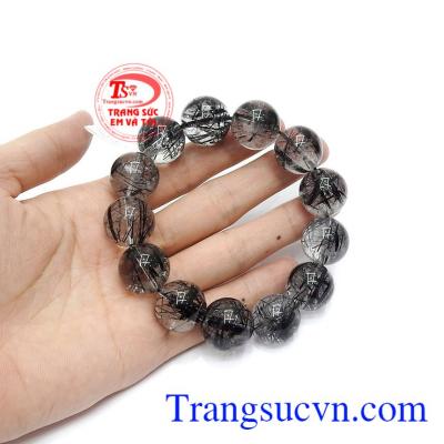 Với các hạt tròn không màu, nhiều bao thể hình kim, que màu đen hợp phong thủy, mang lại sự tài lộc, thuận lợi trong kinh doanh.