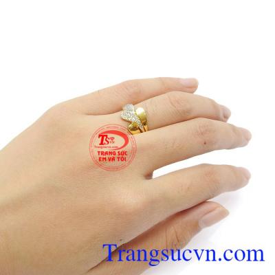Sự kết hợp từ vàng màu và vàng trắng giúp chiếc nhẫn càng nổi bật hơn.