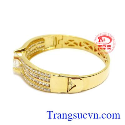 Vòng tay sang trọng vàng 18k được chế tác tinh tế, tỉ mỉ.