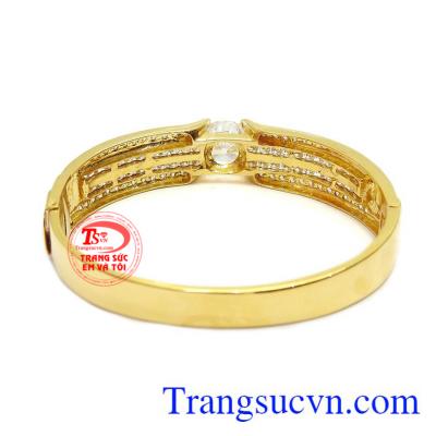 Sự kết hợp hài hòa giữa vàng và đá Cz càng làm chiếc vòng tay lấp lánh hơn. 
