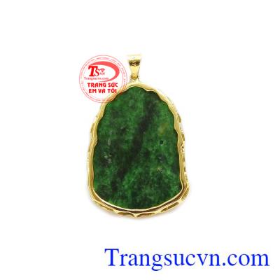 Mặt phật bà bọc vàng 18k là sự kết hợp từ ngọc phỉ thúy thiên nhiên và vàng tây 18k bền đẹp. 