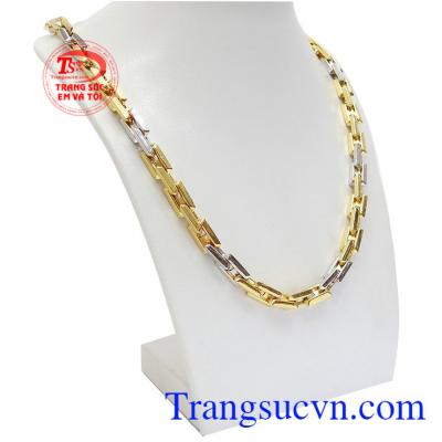 Dây chuyền chữ nhật cỡ nhỏ được chế tác từ vàng 10k với các chi tiết mắt xích được nối với nhau.