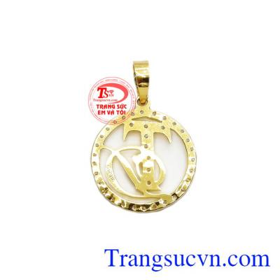 Mặt dây chuyền chữ TD vàng 18k được thiết kế tinh tế, kết hợp giữa vàng và đá Cz lấp lánh giúp sản phẩm càng thêm ấn tượng và độc đáo hơn.