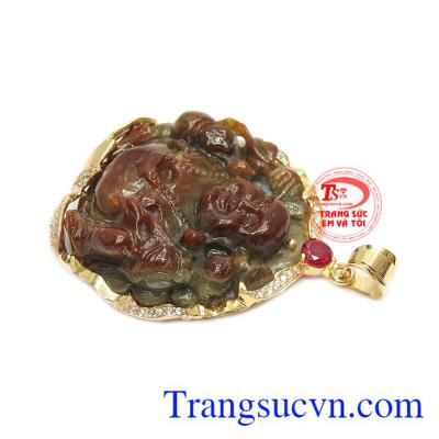 Sản phẩm có thể kết hợp cùng dây da, dây cao su bọc vàng hoặc dây chuyền vàng
