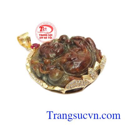 Cẩm thạch huyết thiên nhiên chạm khắc tinh tế, mang lại nét độc đáo riêng cho người dùng.