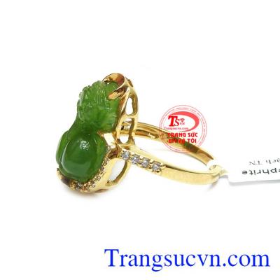 Ngọc cẩm thạch chạm khắc hình tỳ hưu, mang đến sự may mắn, tài lộc và sung túc. 