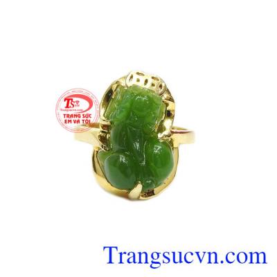 Nhẫn tỳ hưu cẩm thạch ngậm kim tiền được kết hợp từ ngọc cẩm thạch thiên nhiên và vàng tây 14k bền đẹp.