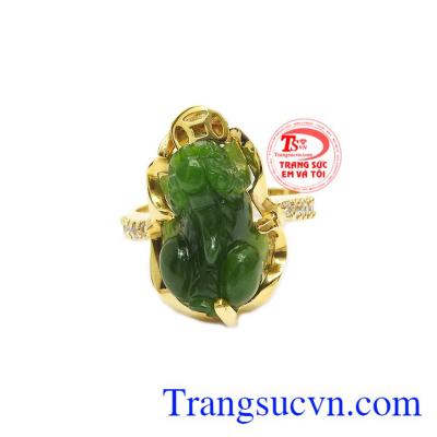 Nhẫn tỳ hưu nephrite tài lộc được chế tác từ ngọc cẩm thạch thiên nhiên và vàng tây 14k.