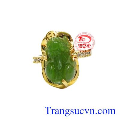 Nhẫn tỳ hưu nephrite may mắn được chế tác từ ngọc cẩm thạch thiên nhiên và vàng tây 14k bền đẹp. 