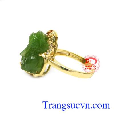 Ngọc cẩm thạch được biết đến là loại ngọc quý mang nguồn năng lượng dồi dào, sự may mắn và bình an cho người dùng. 