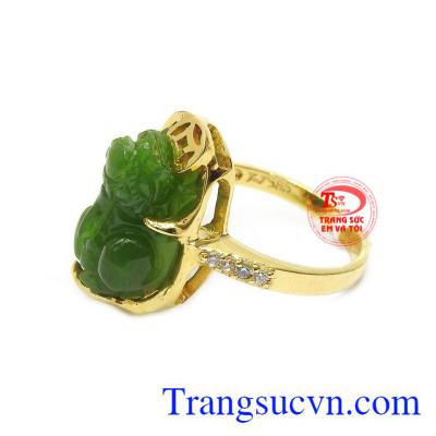 Sản phẩm là sự kết hợp hài hòa giữa cẩm thạch thiên nhiên và vàng tây 14k.