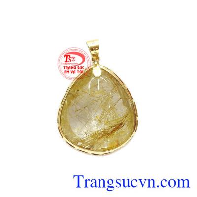 Mặt dây thạch anh tóc bọc vàng được chế tác từ thạch anh tóc thiên nhiên với màu sắc sang trọng, hợp phong thủy.