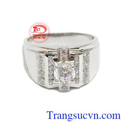 Nhẫn nam đẹp vàng trắng 14k được thiết kế sang trọng và nam tính, với các đường nét mạnh mẽ thể hiện cá tính của phái nam.