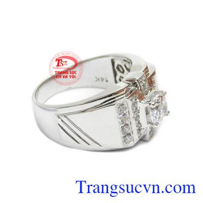 Sản phẩm kết hợp vàng trắng 14k và đá Cz tạo sự ấn tượng cho người dùng.