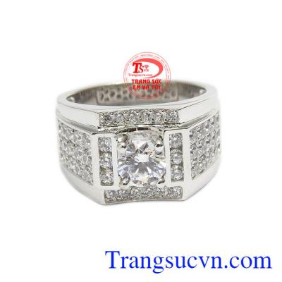 Nhẫn nam phong cách vàng trắng 14k được thiết kế vô cùng chi tiết, kết hợp cùng đá Cz tạo nên sự lấp lánh thu hút cho chiếc nhẫn. 