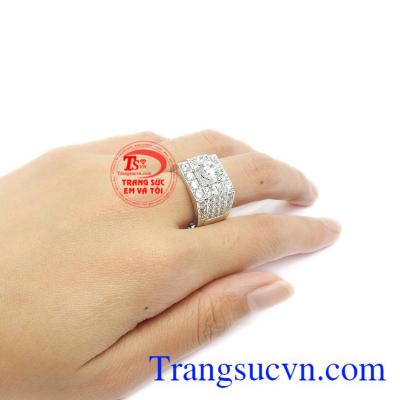 Sản phẩm có thể kết hợp cùng nhiều phụ kiện và trang phục khác nhau. 