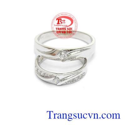 Sản phẩm nhẫn cưới được thiết kế sang trọng, vàng 14k sáng bóng
