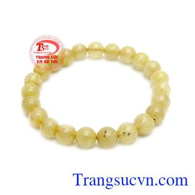 Chuỗi thạch anh tóc 8 ly thịnh vượng được kết từ các hạt thạch anh tóc thiên nhiên. 