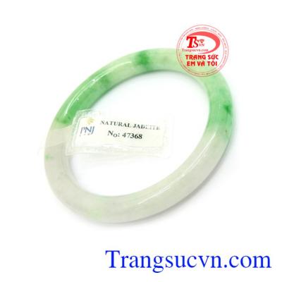 Vòng Tay Ngọc Cẩm Thạch Cát Khí chứa nguồn năng lượng tốt, là kết tinh của tự nhiên, có tác dụng tăng khả năng tập trung, bình tĩnh tâm trí, giải trừ tà khí, mang lại bình an, may mắn và hạnh phúc cho người đeo