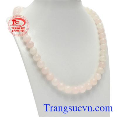 Chuỗi cổ thạch anh hồng đẹp mang đến cho người đeo vẻ đẹp dịu dàng, nữ tính.