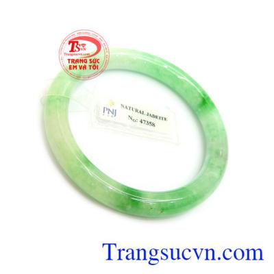 Vòng Tay Cẩm Thạch Phúc Lộc chứa nguồn năng lượng tốt, là sự kết tinh của tự nhiên, có tác dụng giải trừ tà khí, mang lại may mắn, tài lộc và bình an cho người đeo