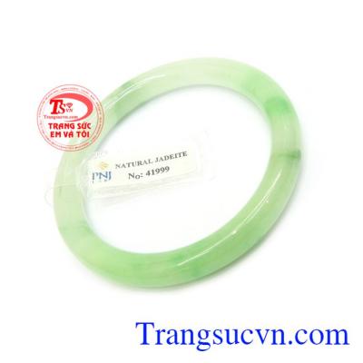 Vòng Tay Cẩm Thạch Hạnh Phúc là kết tinh của thiên nhiên, chứa nguồn năng lượng dồi dào, mang lại may mắn, bình an, hạnh phúc và xua đuổi tà khí cho người sử dụng