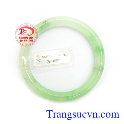 Vòng cẩm thạch được nhiều người lựa chọn là lá bùa hộ mệnh cho chính mình