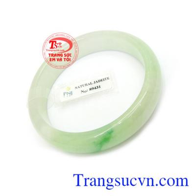 Vòng Tay Cẩm Thạch Công Danh trong phong thủy có tác dụng giải trừ tà khí, chiêu tài lộc, công danh, mang lại hạnh phúc, bình an và may mắn cho người đeo