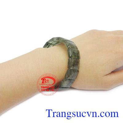 Sản phẩm chế tác từ các viên thạch anh tóc thiên nhiên hình chữ nhật. 