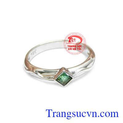 Với điểm nhấn là viên đá emeral giúp tăng thêm vẻ duyên dáng, yêu kiều của người dùng. 