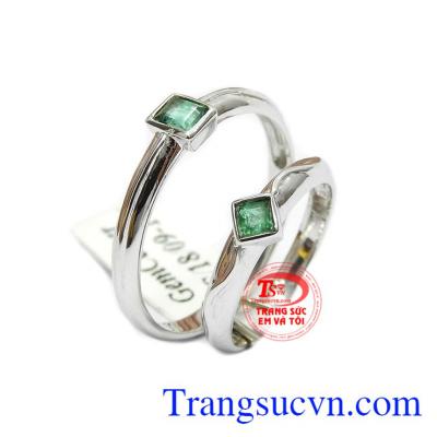 Với viên đá chủ emeral tạo điểm độc đáo cho đôi nhẫn cưới.