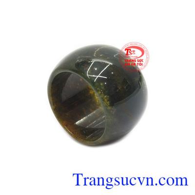 Nhẫn canxedon lịch lãm được chế tác kiểu bản hẹ mang đến sự sang trọng cho người dùng.
