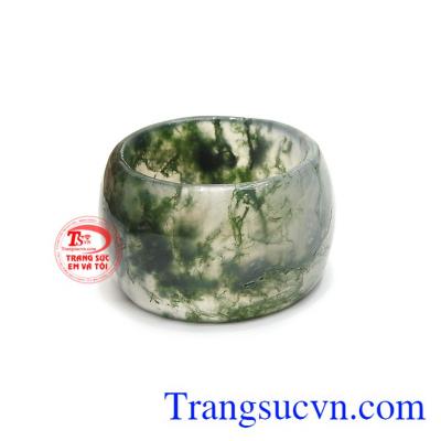 Sản phẩm chế tác kiểu bản hẹ, thích hợp đeo ngón cái.