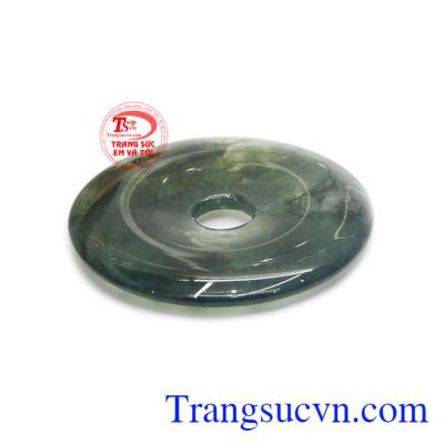 Nếu nhìn dưới ánh sáng, sẽ thấy các vân ngọc nổi lên rất đẹp mắt. Sản phẩm có thể kết hợp cùng vàng hoặc bạc để tạo nên mặt dây bền đẹp.