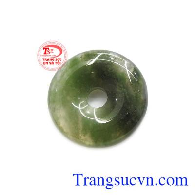 Mặt đồng xu canxedon tài lộc mang màu sắc độc đáo, kiểu dáng đơn giản, sang trọng.