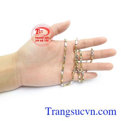 Sản phẩm chế tác từ vàng 18k, kết hợp hài hòa giữa vàng màu và vàng trắng tạo điểm nhấn cho chiếc dây chuyền