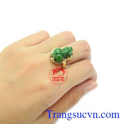 Hơn nữa, sản phẩm chế tác từ ngọc cẩm thạch mang đến sự bình an, may mắn.