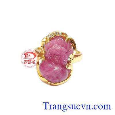 Nhẫn ruby tỳ hưu tinh tế mang thiết kế tối giản nhưng vẫn sang trọng, quyến rũ.