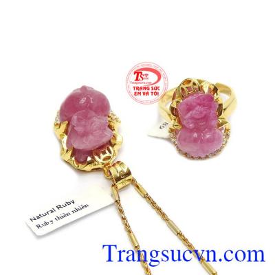 Bộ trang sức giúp người dùng thêm sang trọng và quý phái.