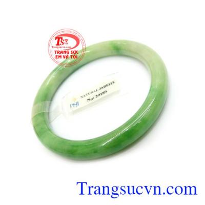 Vòng ngọc tròn đẹp chứa nguồn năng lượng dồi dào có khả năng đẩy lùi những điều không hay, giúp con người thu về tiền tài cũng như sức khỏe, mang đến cuộc sống bình yên, hài hòa và vui vẻ cho người đeo