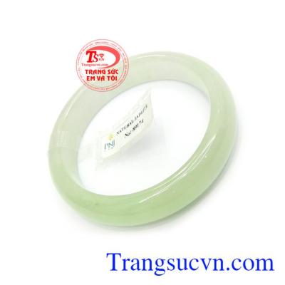 Vòng tay ngọc lam ngọc đeo hợp phong thủy, ngọc cẩm thạch có tác dụng xua đuổi ma quỷ, mang đến bình an, hạnh phúc và thăng tiên trong công việc cho người đeo