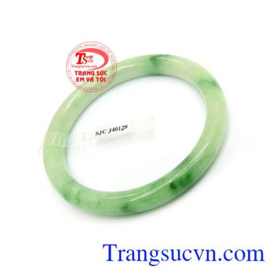 vòng ngọc cẩm thạch trong phong thủy còn có tác dụng giải trừ tà khí, mang lại bình an, may mắn cho người đeo